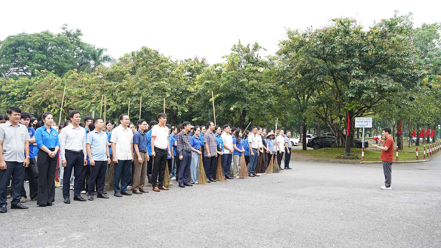 Trường Đại học Hồng Đức tổng vệ sinh môi trường, xây dựng khuôn viên xanh - sạch - đẹp